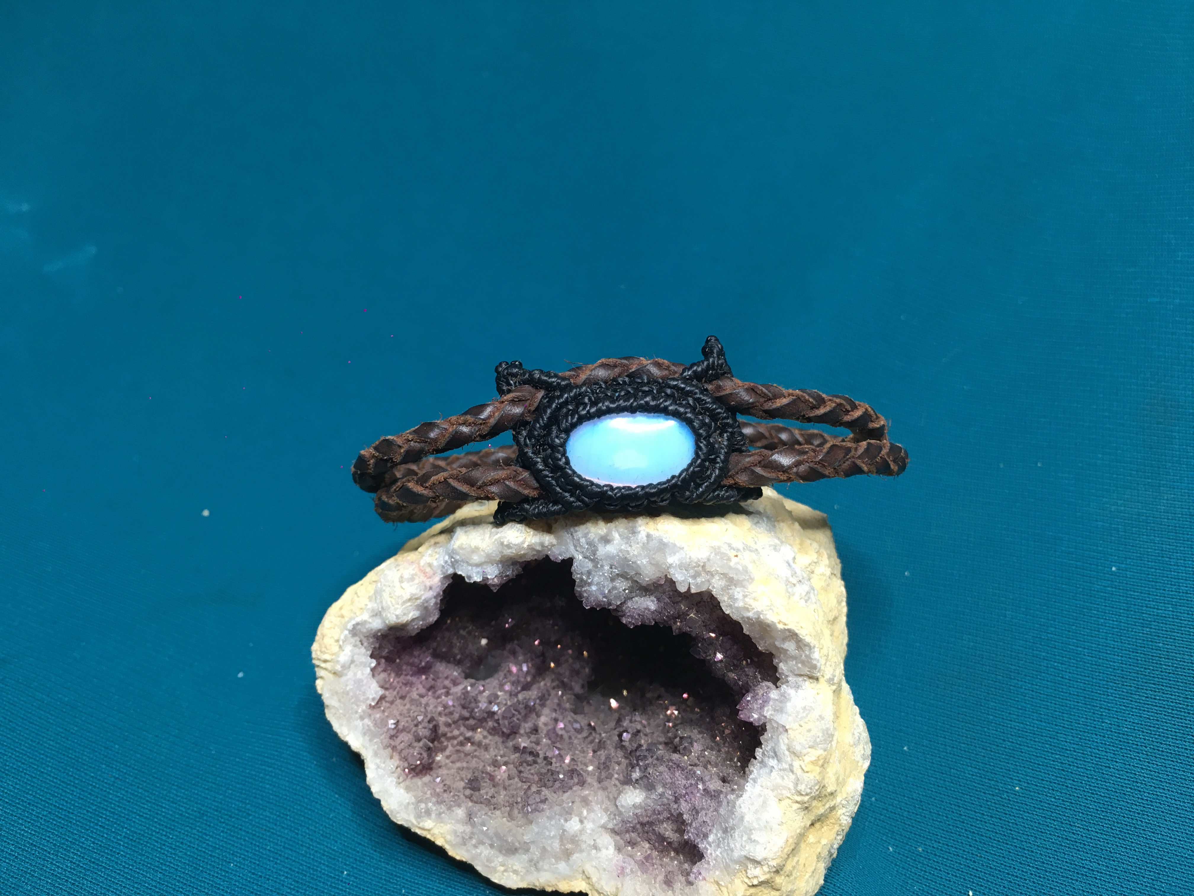 Pulsera o tobillera de cuero y macramé con piedra natural