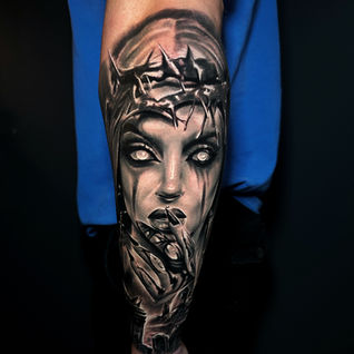 Macabre gothic realism female portrait with a crown of thorns and blackout eyes by Tugrul.