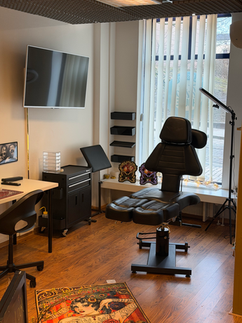 Premium tattoo studio interior in Helsinki Finland showing a modern leather tattoo chair and high-end workstation at Gold School Helsinki.