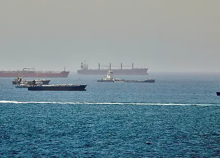 ABD, Katar ve Umman’ın arabuluculuğunda yürütülen diplomatik temaslarda Hürmüz Boğazı’nın yeniden uluslararası deniz trafiğine açılması yönünde önemli ilerleme sağlandığı bildiriliyor. Taraflar henüz nihai anlaşmaya ulaşmamış olsa da, hem Washington hem de Doha sürecin olumlu ilerlediğini açıklarken, İran ise görüşmelerin Umman üzerinden yürütüldüğünü ifade ediyor.