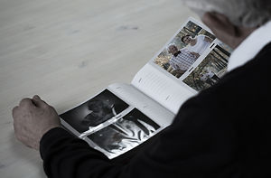 051509362-looking-family-photo-album.jpe