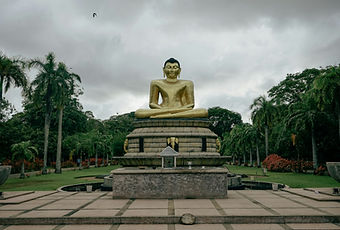 Grande Buddha dorato in Sri Lanka