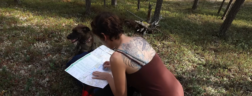 Sierra con Casimiro buscando ruta en la Laponia finlandesa