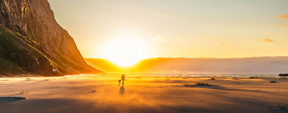 Sierra Jacobs caminando en el ártico con su perro