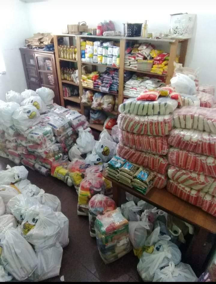 Ajuda emergencial de alimentos, que atende semanalmente algumas famílias que buscam auxílio junto à paróquia