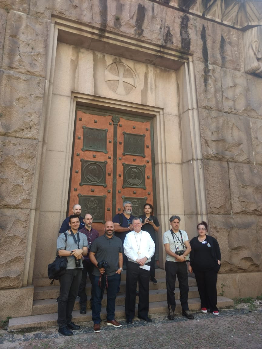 Visitantes com o arcebispo metropolitano Dom Jaime Spengler.