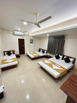 Hotel Darshan Grand 5 Pax Room