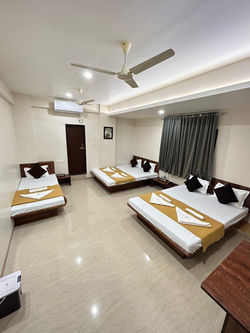 Hotel Darshan Grand 5 Pax Room