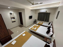 Hotel Darshan Grand 5 Pax Room