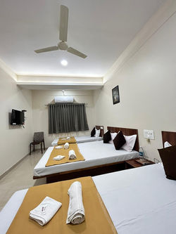 Hotel Darshan Grand 5 Pax Room