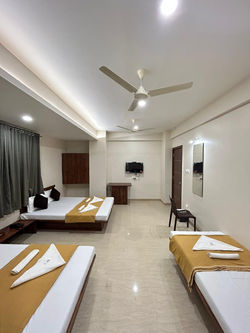 Hotel Darshan Grand 5 Pax Room