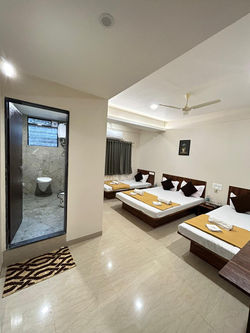 Hotel Darshan Grand 5 Pax Room