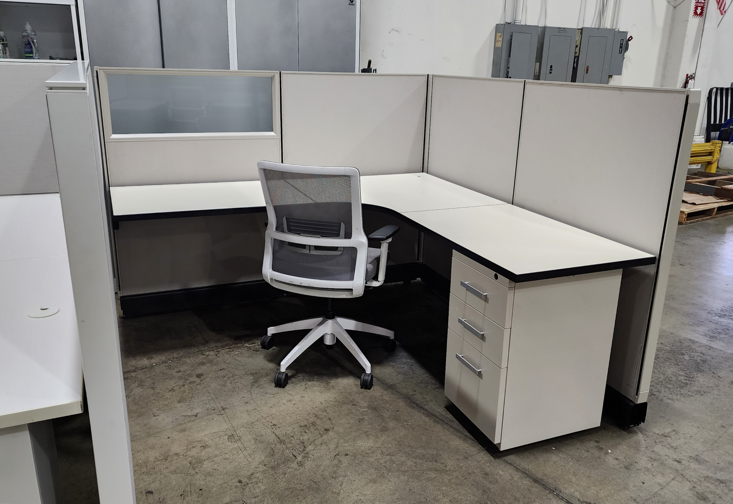 Friant Novo 6' x 6' Gray Cubicle with Glass