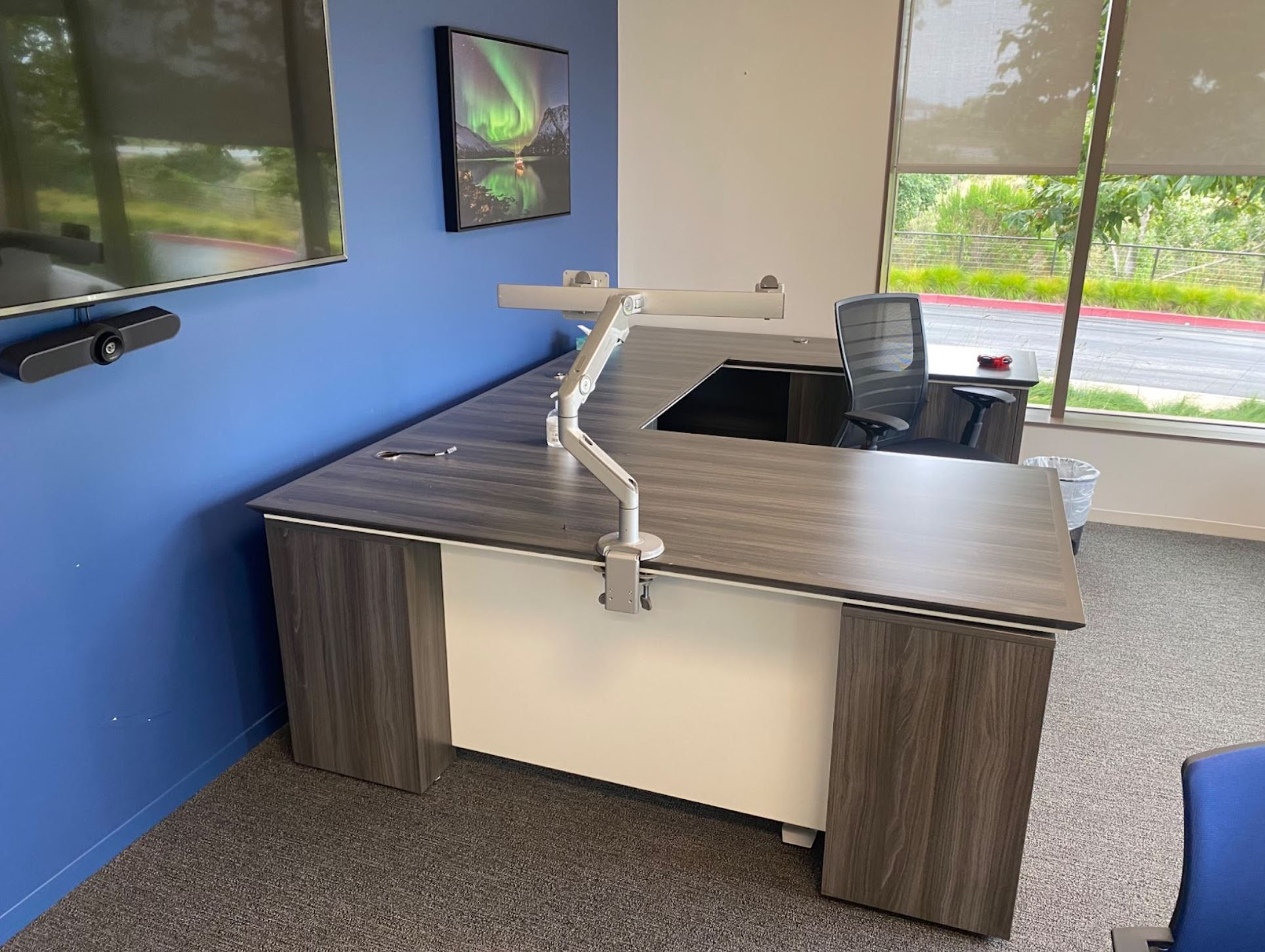 U-Shaped Desk with Height Adjustable Base in Gray