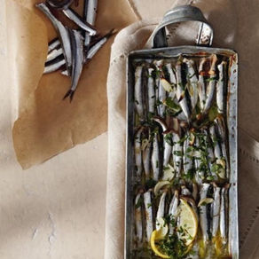 Γαύρος με λεμόνι και αρωματικό ελαιόλαδο στο φούρνο με καβουρδισμένα αμύγδαλα       