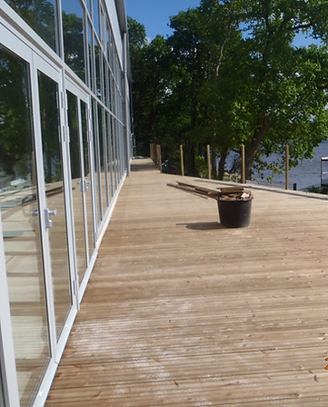 Grande Terrasse en bois posée par Frédéric Hisse