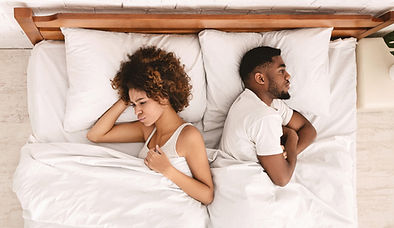 couple en colère au lit ayant besoin d'un coaching d'intimité