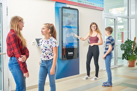 nástěnný interiérový informační panel (kiosek)