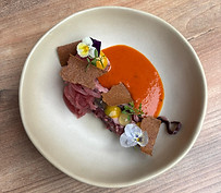 Poulpe, coulis de poivron, gel kumquat et menthe, pickles d'oignons rouges, chips de sarrasin