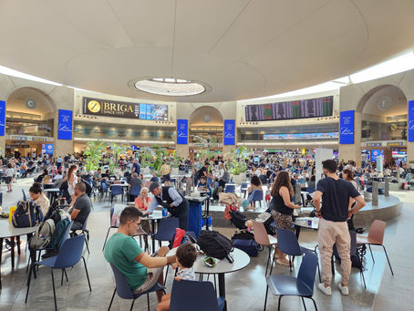 שדה תעופה בן גוריון, ריק כמעט לחלוטין מנוסעים, מטוסי אל-על עומדים דוממים על המסלול בצהרי היום בתקופת המתיחות המלחמתית.