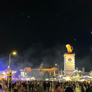 פסטיבל האוקטוברפסט בלילה