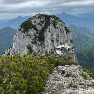 תצפית על ה- Tegernsee Hütte ופסגת ה- Buchstein
