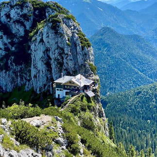 תצפית על ה- Tegernsee Hütte ופסגת ה- Buchstein