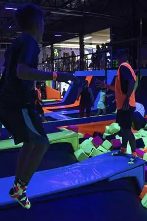 Crianças pulando no parque de trampolim Muve Indoor no Floripa Shopping