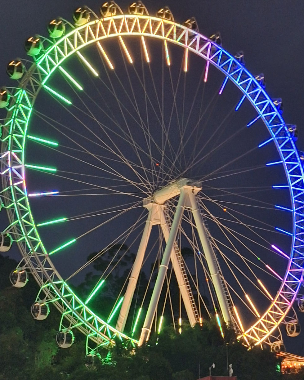 FG Big Wheel, a roda gigante iluminada de Balneário Camboriú, à noite