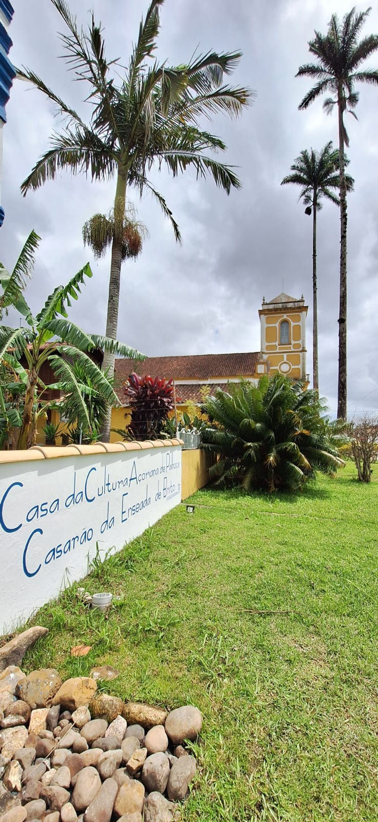 Fachada e jardim da Casa da Cultura Açoriana da Enseada de Brito, em Palhoça