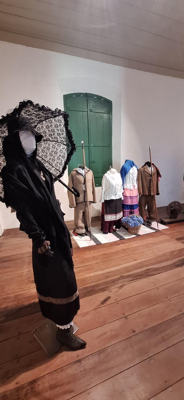 Manequins com trajes típicos açorianos em exposição no Museu Etnográfico Casa dos Açores, em Biguaçu