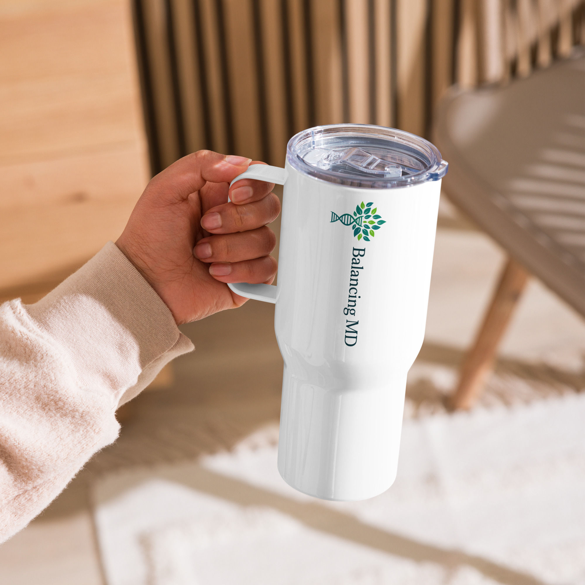 Travel mug with a handle