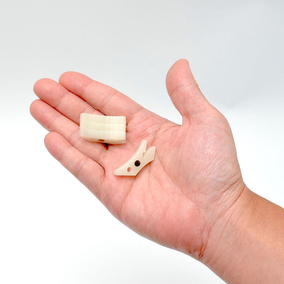 明るい所では「Glow green(蓄光)」は、透明がかった乳白色です