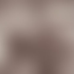 Dr. Matinas Suzuki lendo jornal na Praça Francisco Barreto, Barretos, em 1949, ano que que Carlos Lacerda fazia a palestra A missão da imprensa. Arquivo de família.