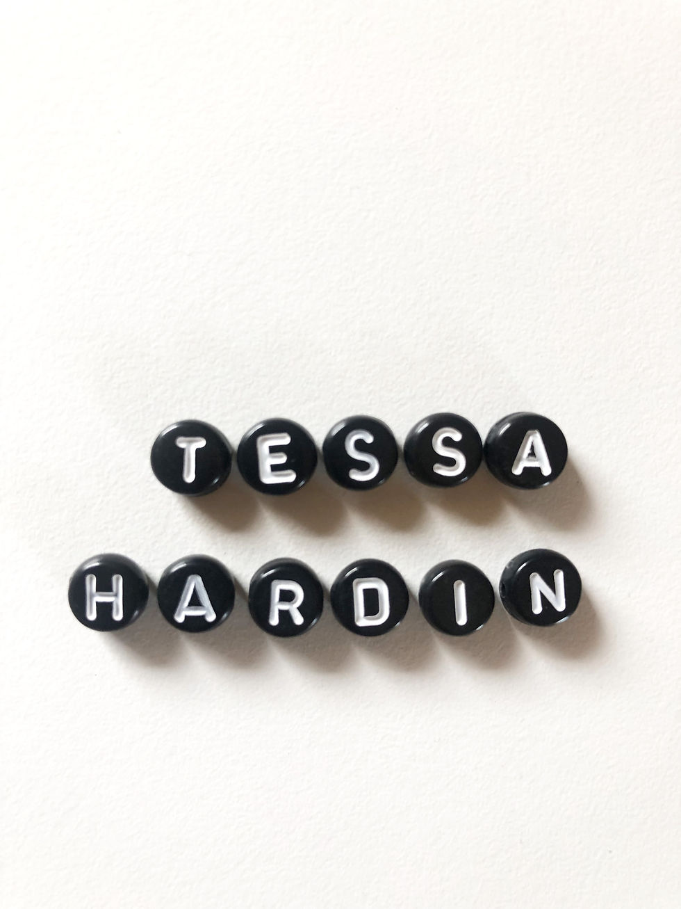 Miniaturbild: Hardin & Tessa - Perlenarmbänder (Perlenbild mit schwarzen Buchstabenperlen)