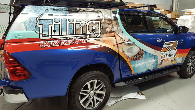 Toyota-Hilux-SR5-Tiler-Sign