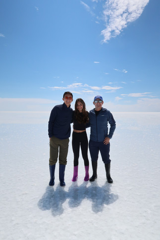 Familia en espejo Salar de Uyuni
