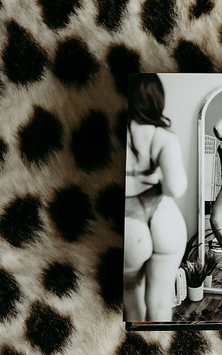 black-and-white-boudoir-photos-on-cheetah-fabric.jpg