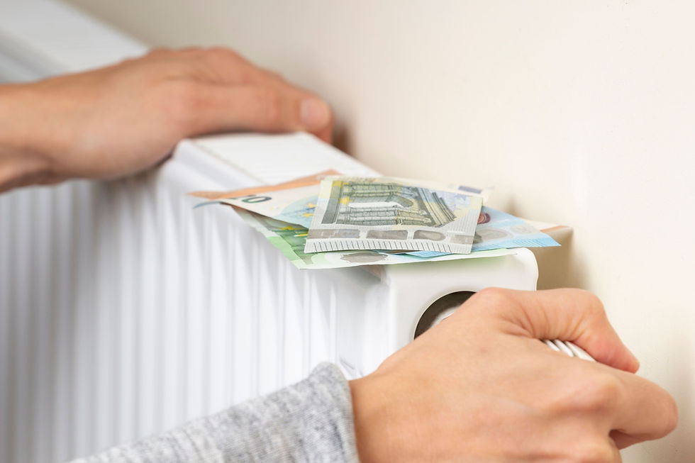 Vérifier la main des femmes et ajuster la température du radiateur à la maison. Billets en euros sur batterie de chauffage. Coûts de chauffage onéreux