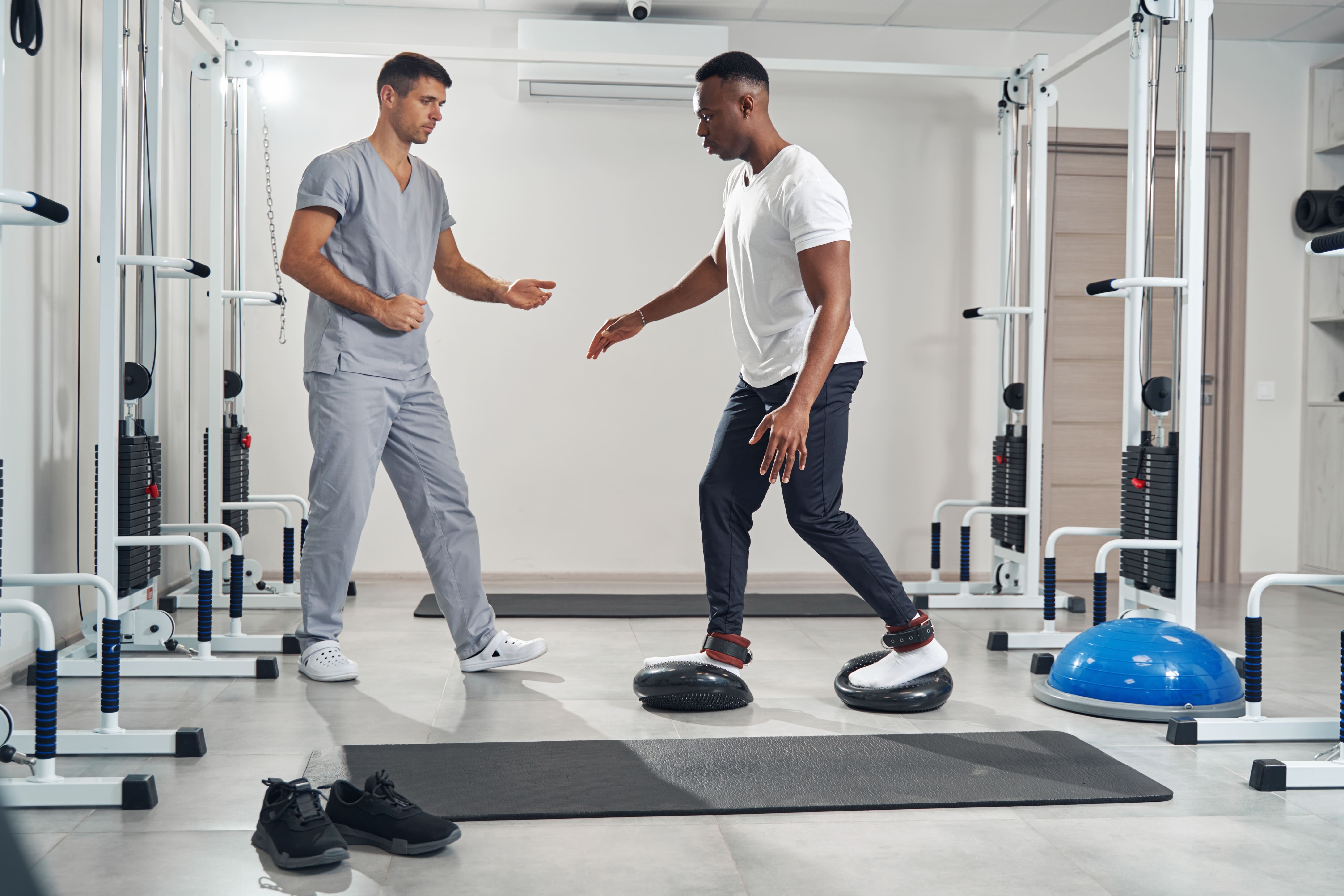 Homme ciblé utilisant un appareil d'entraînement pendant l'entraînement de stabilité