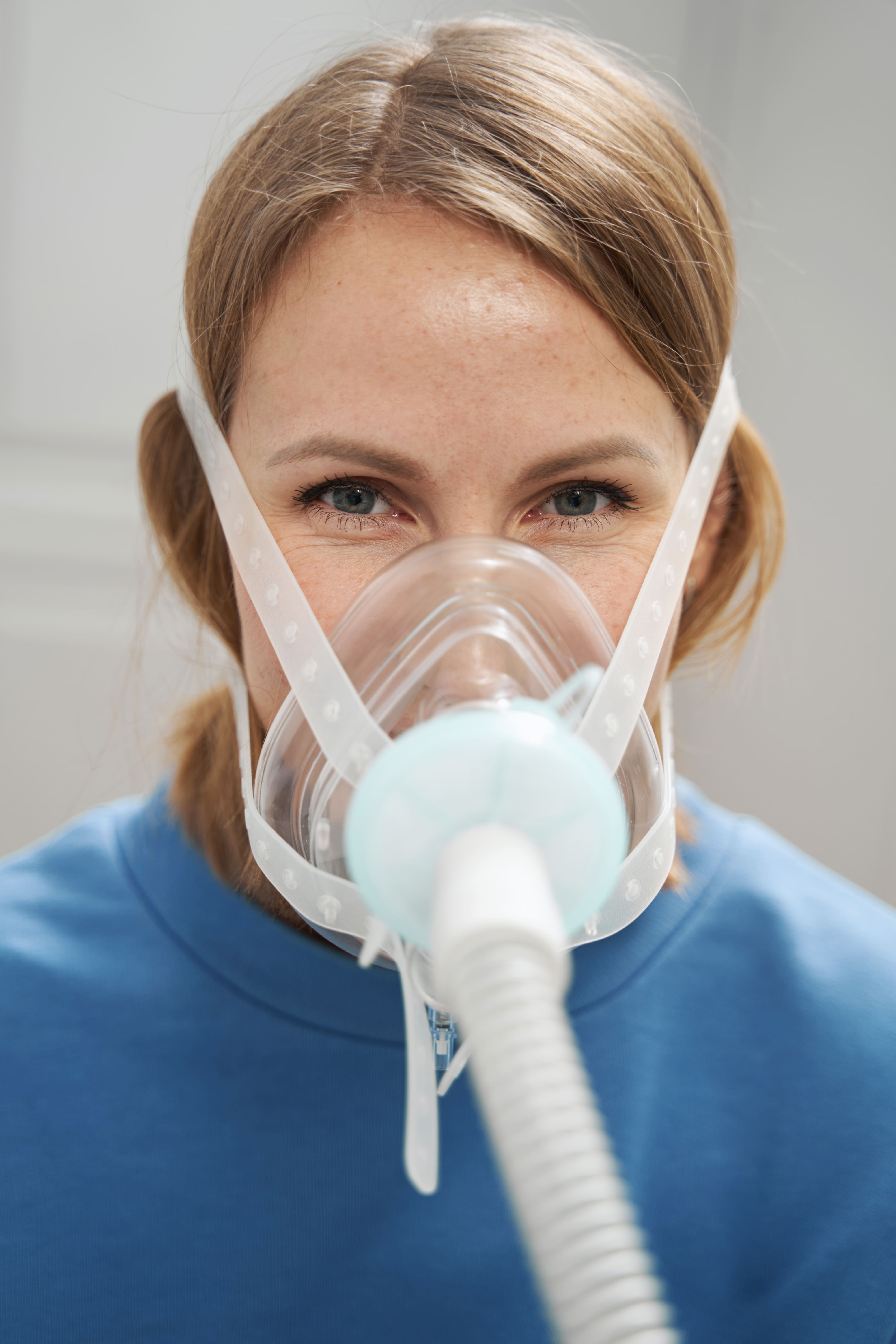 Femme recevant une thérapie hypoxique intermittente en clinique