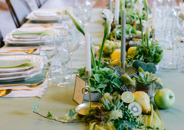 Décoration florale de mariage avec fruits et feuillages naturels