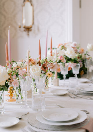 Table de réception décorée de compositions florales pastel