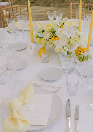 Décoration de table de mariage avec fleurs blanches et détails jaunes