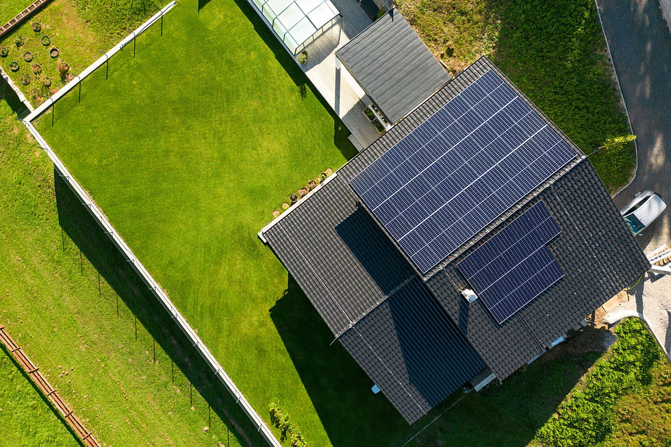 Maison équipée de panneaux solaires produisant de l’électricité