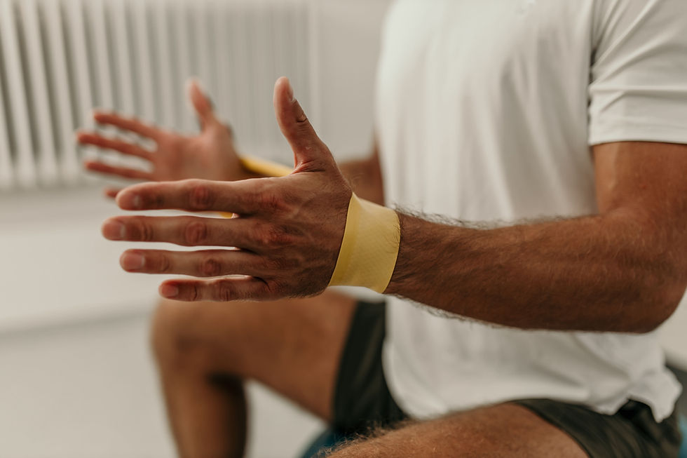 Gros plan sur un athlète masculin utilisant un ruban kinesio au poignet, qui suit une physiothérapie pour se remettre d'une blessure