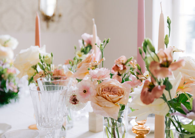 Détail de décoration florale avec roses et fleurs de saison
