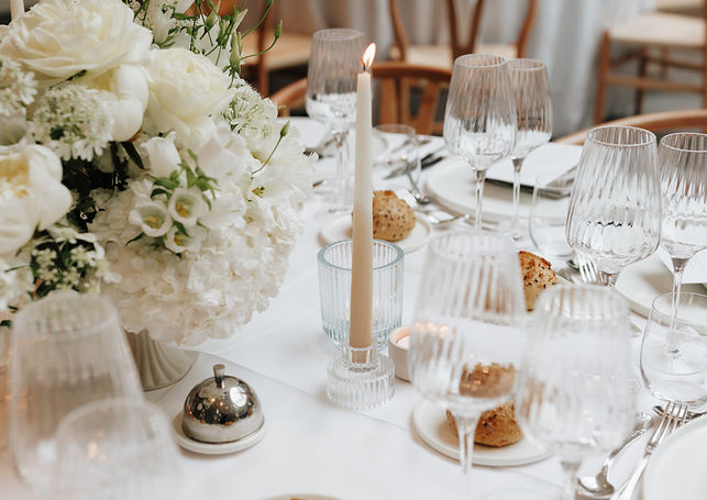 Table de mariage décorée de fleurs blanches et chandeliers