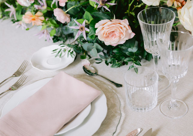 Composition florale de réception avec roses et fleurs de saison