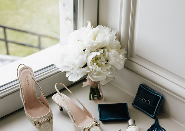 Détails des accessoires de mariage avec bouquet blanc et bijoux